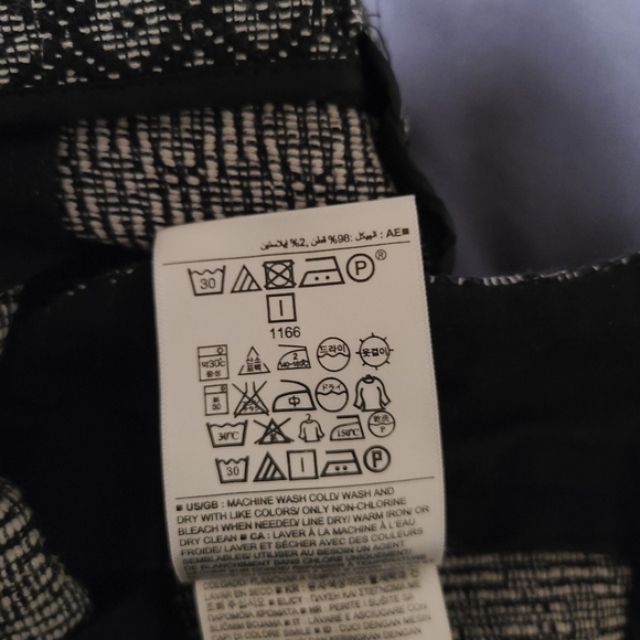 Banana Republic Pattern Shorts - Picture 7 of 8